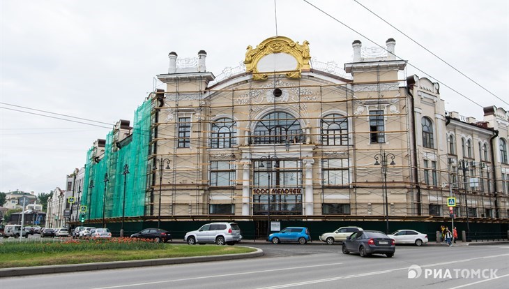 Иллюминаторы и фальцевая кровля: в Томске ремонтируют Пассаж Второва