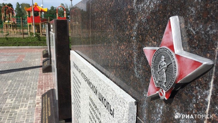 Вандалы повредили мемориал у военного училища связи в Томске