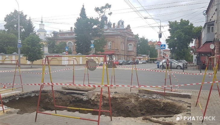 Коммунальщики обещают закопать яму у мэрии Томска в ближайшие дни