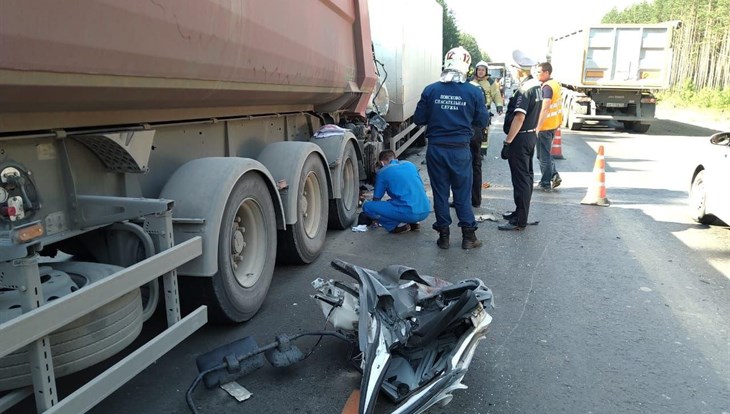 Два грузовика столкнулись на трассе под Томском, один человек погиб