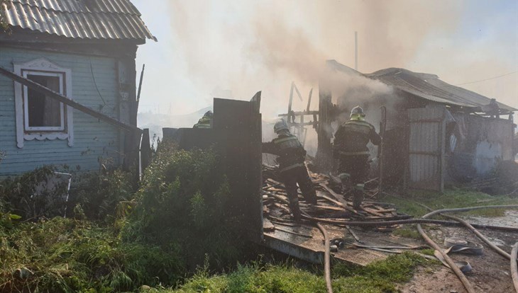 Два частных деревянных дома сгорели в пятницу на Черемошниках в Томске