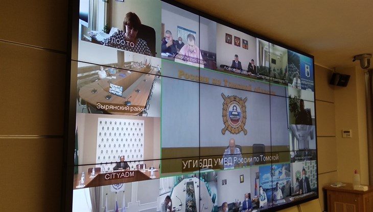 Томского чиновника накажут за участие в видеосовещании без маски