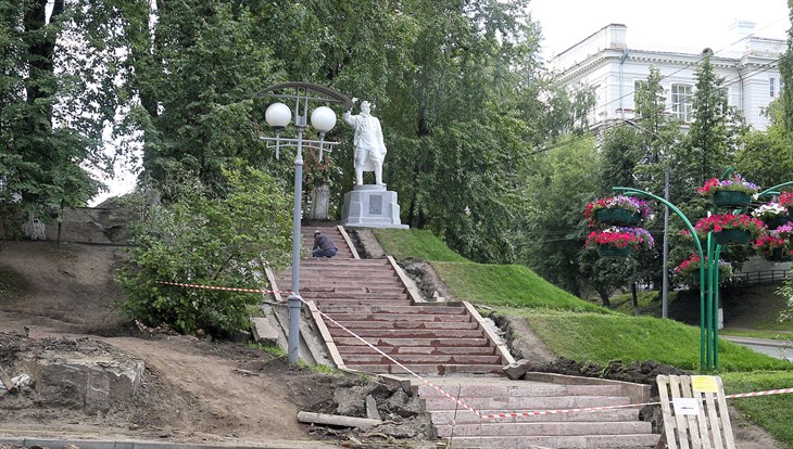 Подрядчик начал планировку пандуса на склоне у статуи Кирова в Томске