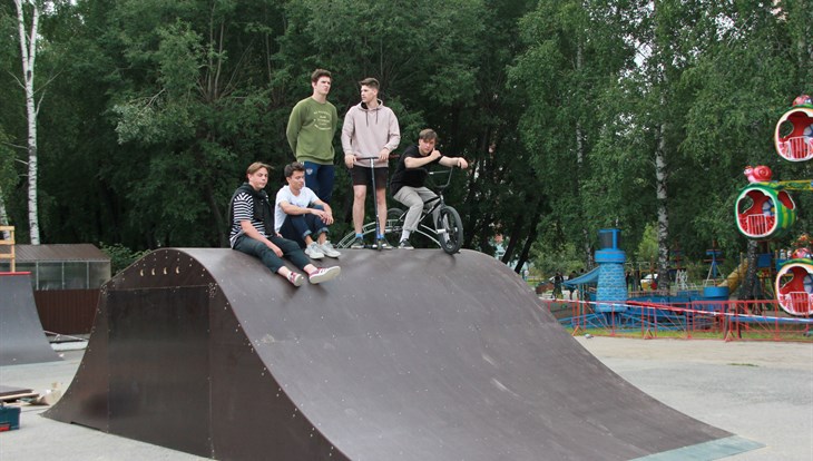Рабочие завершают монтаж скейтпарка на Авангарде в Томске