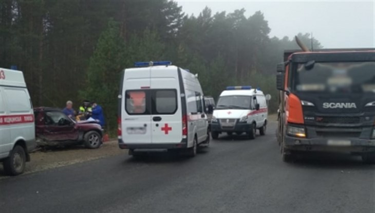 Иномарка и грузовик столкнулись в Тимирязевском, пострадали дети