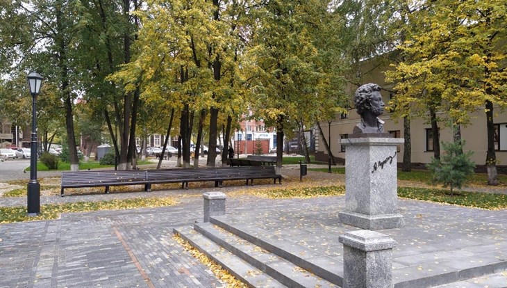 Качели и лавочки появились в Пушкинском сквере Томска