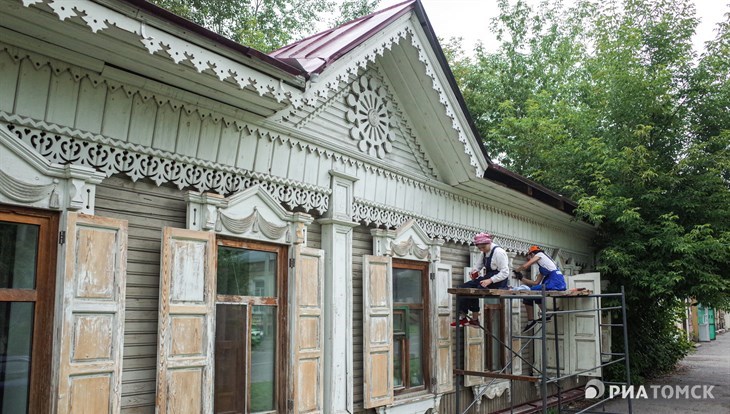 Волонтеры раскрасили фасады домов в центре Томска – фото до и после