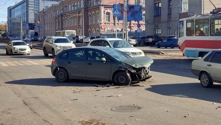 Грузовая Газель после ДТП опрокинулась на тротуар в Томске