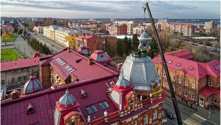 Отреставрированная латерна вернулась на здание мэрии Томска