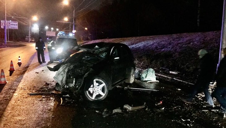 Mercedes влетел ночью в столб на пр.Мира в Томске, погибла пассажирка