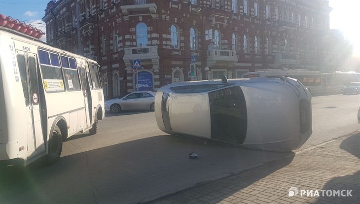 Пробка образовалась из-за ДТП с 3 авто и троллейбусом у мэрии Томска