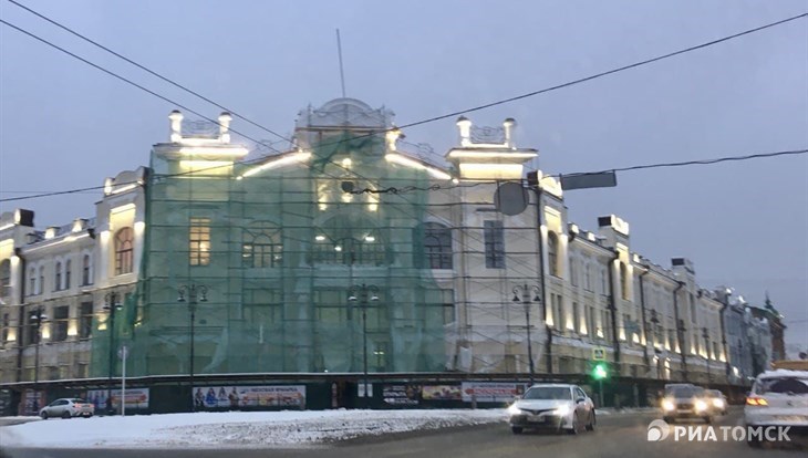 Подрядчик тестирует новую подсветку фасада Пассажа Второва в Томске