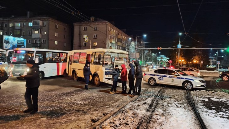 Два маршрутных автобуса столкнулись в районе ж/д вокзала в Томске