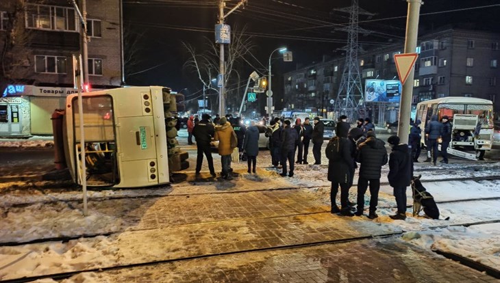 Два маршрутных автобуса столкнулись в районе ж/д вокзала в Томске