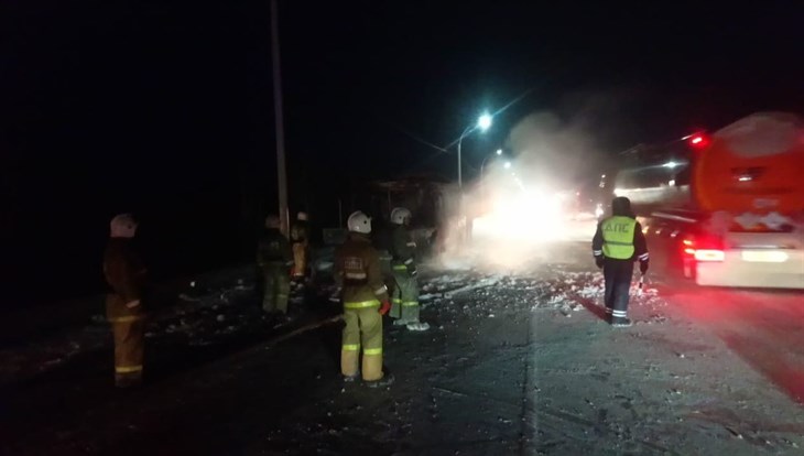Рейсовый автобус загорелся на трассе в Шегарском районе, люди спаслись