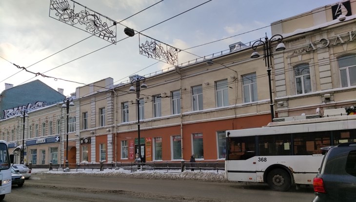 Власти обязали хозяев здания-памятника в центре Томска убрать вывески