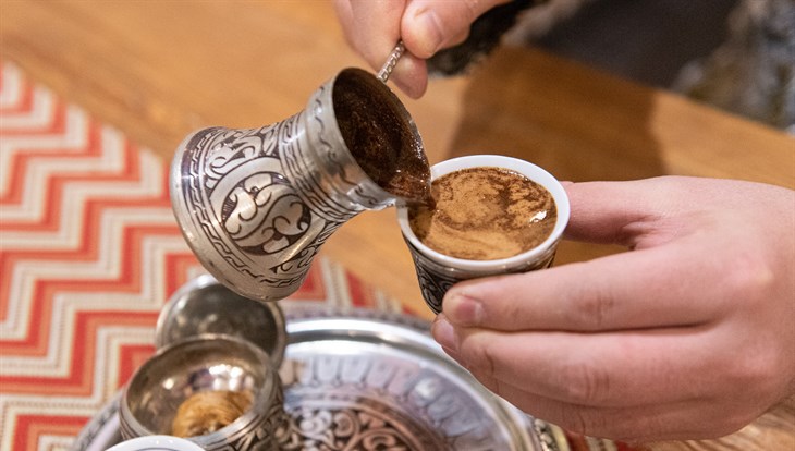 Горячий шоколад или кофе: томский эксперт о напитках для сугреву