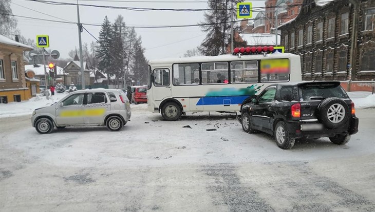 Маршрутка и четыре легковушки столкнулись в центре Томска