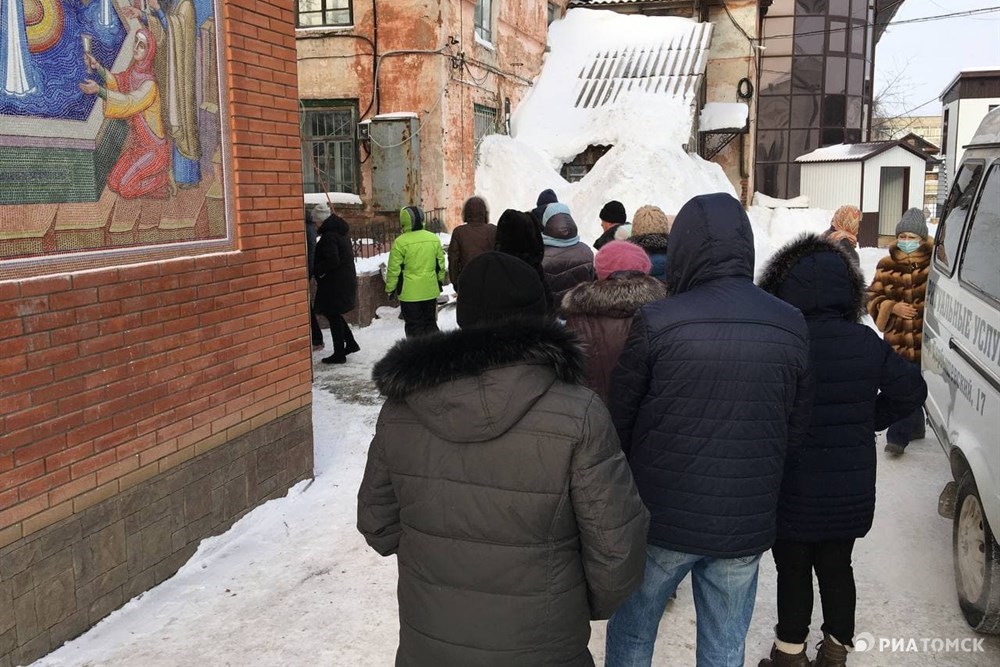 Приход отдельно. Скопление людей на крещение около церкви в Москве. Фото на фоне храма скандал. Фото Бобиева у храма. Очередь за Святой водой Якутск.