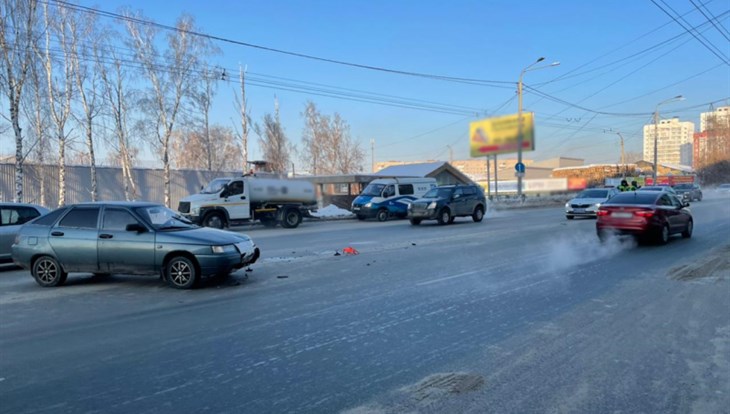 ВАЗ сбил в Томске двух женщин, переходивших дорогу вне зебры