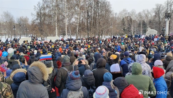Акция в поддержку Навального проходит в центре Томска – фото