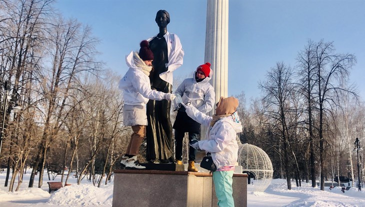 Томичи в День студентов нарядили памятник Татьяне в медицинский халат