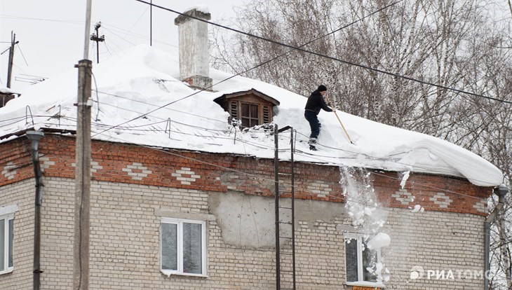 Две женщины пострадали из-за схода снега с крыш в Томске