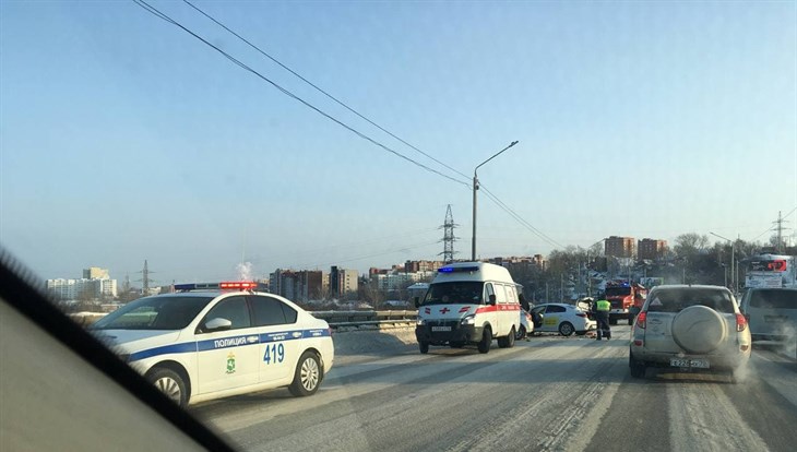 Тройное ДТП заблокировало движение по Коммунальному мосту Томска