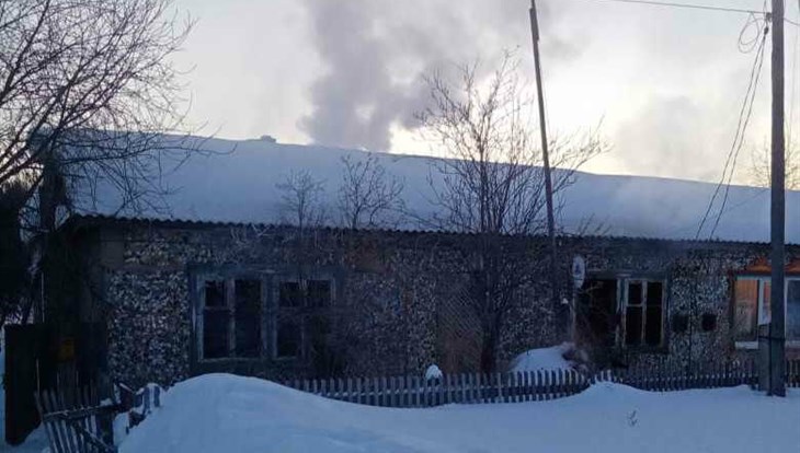 Двое погибли при пожаре в жилом доме в томской деревне Уйданово