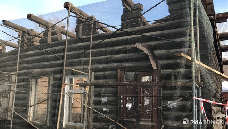 Рабочие незаконно разбирали дом-памятник на Гагарина, 8 в Томске