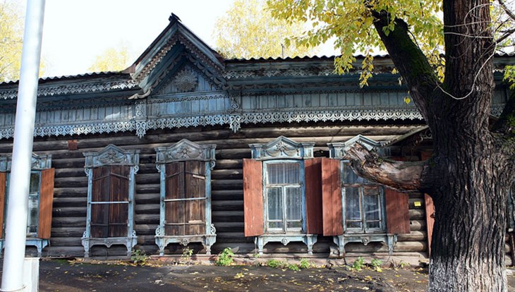 Рабочие незаконно разбирали дом-памятник на Гагарина, 8 в Томске