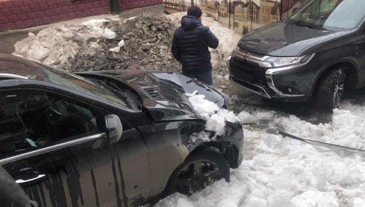 Снег с крыши повредил авто и чуть не задел прохожих в центре Томска