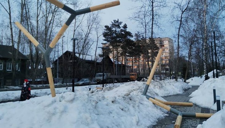 Вандалы сломали арт-объект из бревен на Усова в Томске
