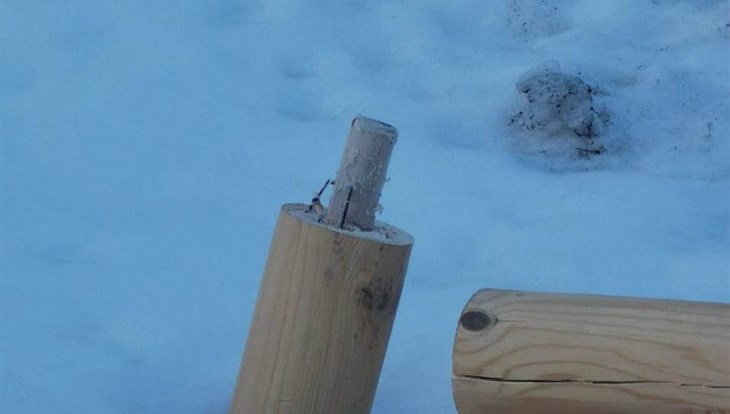 Вандалы сломали арт-объект из бревен на Усова в Томске
