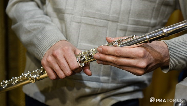Музыканты томской филармонии получили новые флейту и гобой