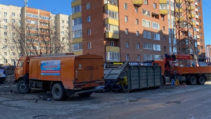 Спецтехника второй день откачивает воду у домов на Степановке в Томске