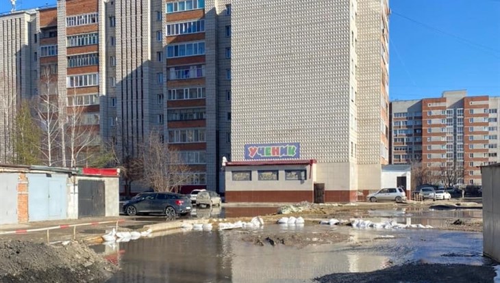 Спецтехника второй день откачивает воду у домов на Степановке в Томске