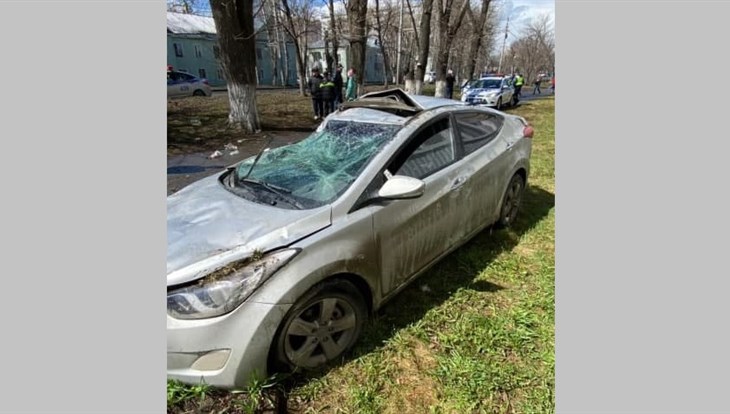 Hyundai врезался в пятиэтажку после наезда на дерево в центре Томска