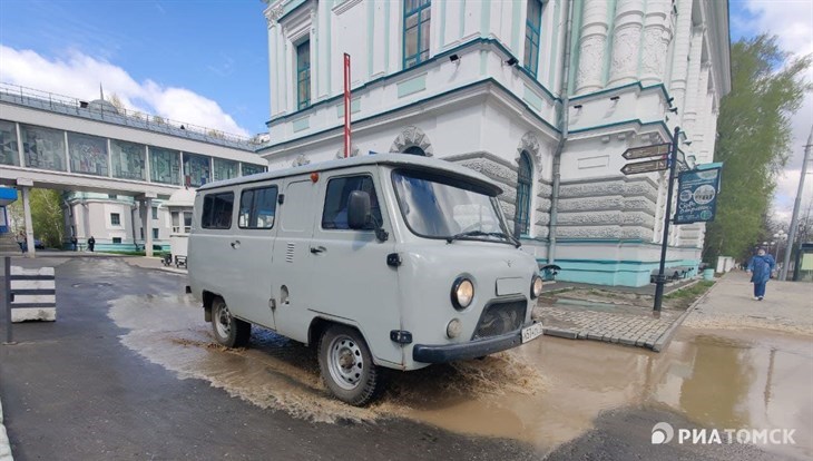 Горячая вода течет по центральному проспекту Томска