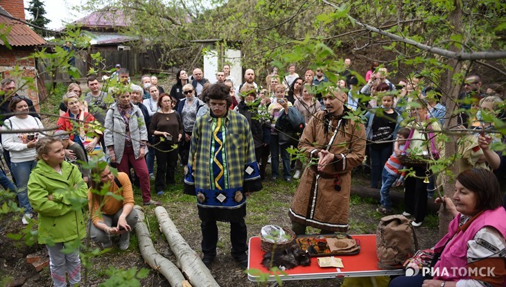 Томичи в субботу задобрили Игуменку шаманским обрядом и самогоном