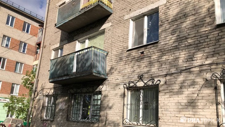 Машины и окна дома в Томске пострадали из-за повреждения теплотрассы