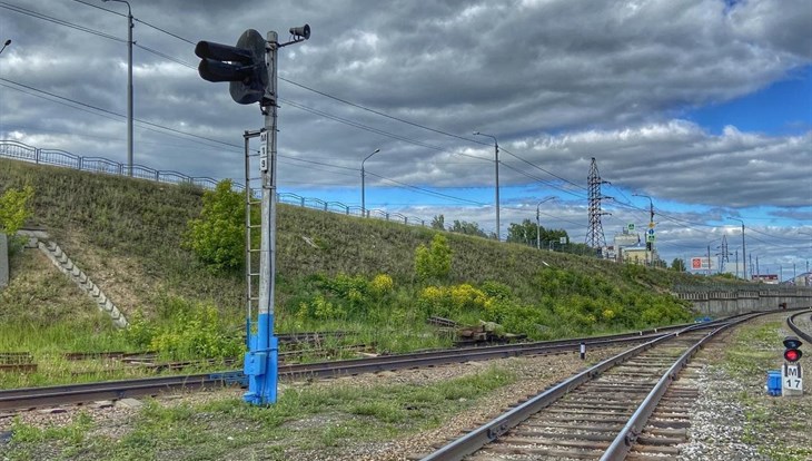 Нетрезвый пенсионер попал под поезд в Томске и лишился ноги