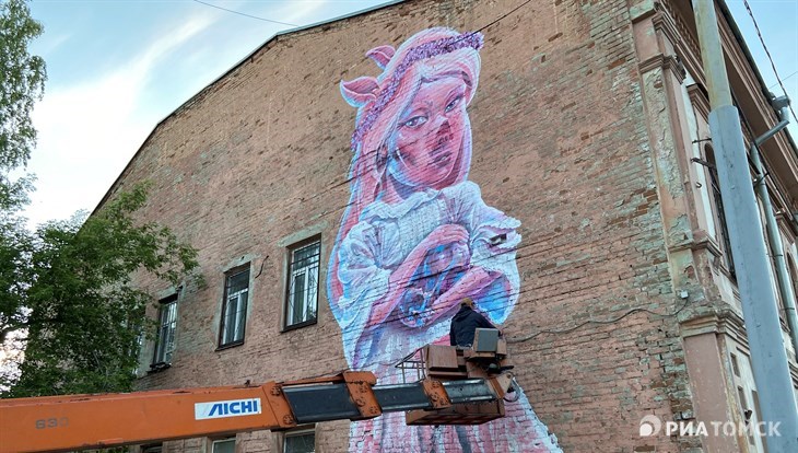 Автор дорисует граффити на здании в Томске, несмотря на запрет властей