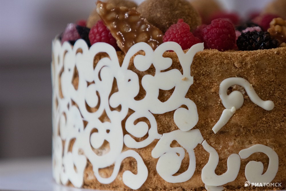 Кондитер из Багета-омлета разработала рецепт на основе медового торта, украсив его вензелями, которые символизируют резьбу на деревянных домах Томска.
