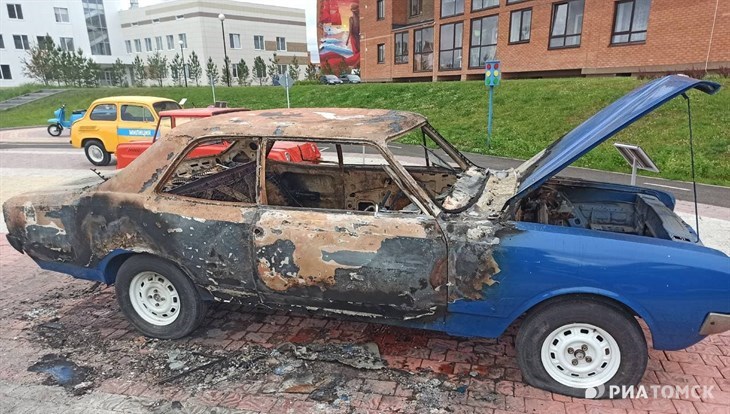 Пятидесятилетний Opel сгорел в парке ретроавтомобилей под Томском