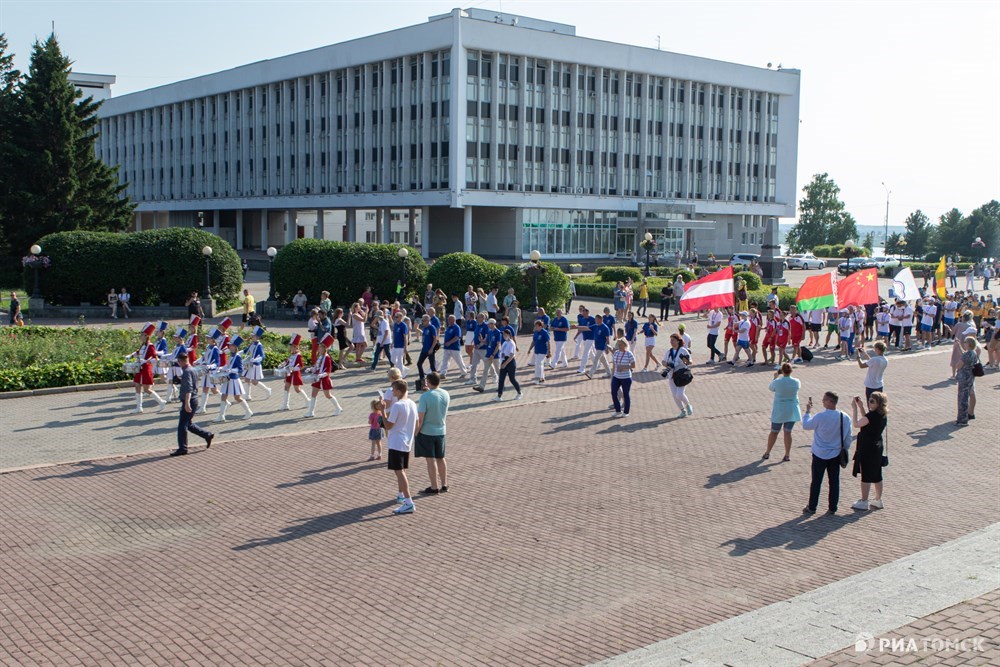 Участники чемпионата прошли парадом из Губернаторского квартала к Большому концертному залу Томской государственной филармонии.