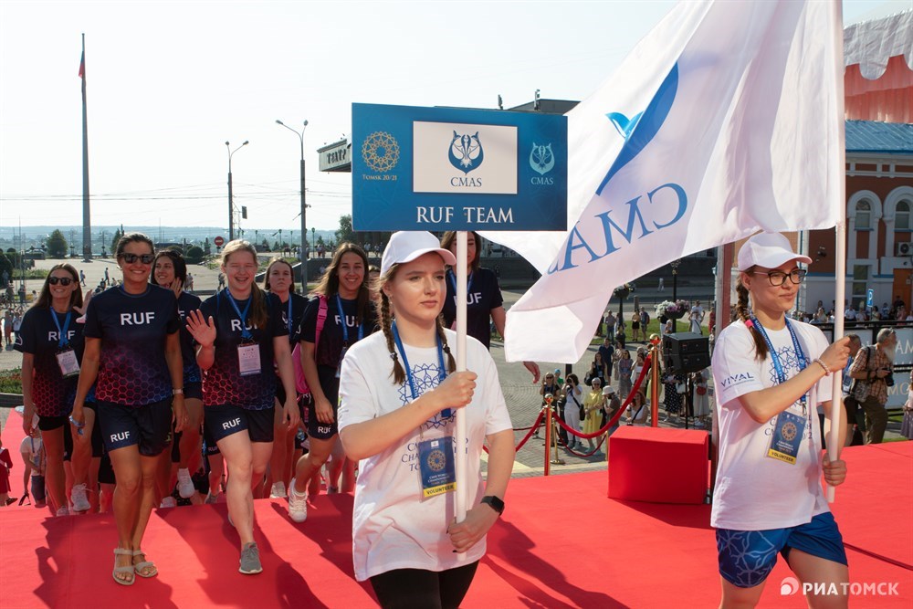 Сборная России – одна из самых многочисленных по количеству участников – в форме нейтрального цвета и с флагом всемирной конфедерации подводной деятельности (CMAS) вместо национального триколора.