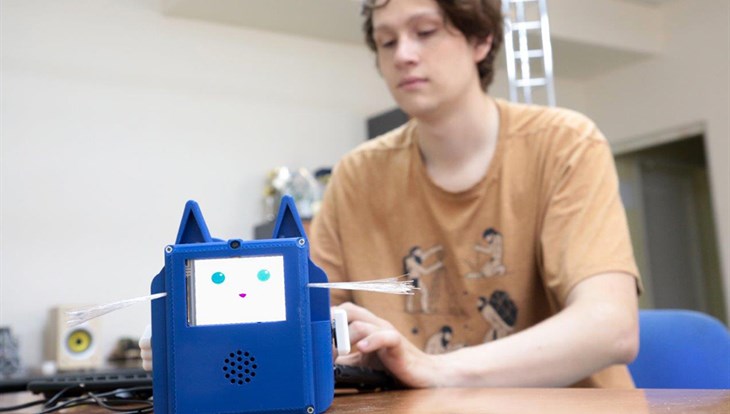 Магистрант ТУСУРа создал робота-помощника для школьников в виде котика