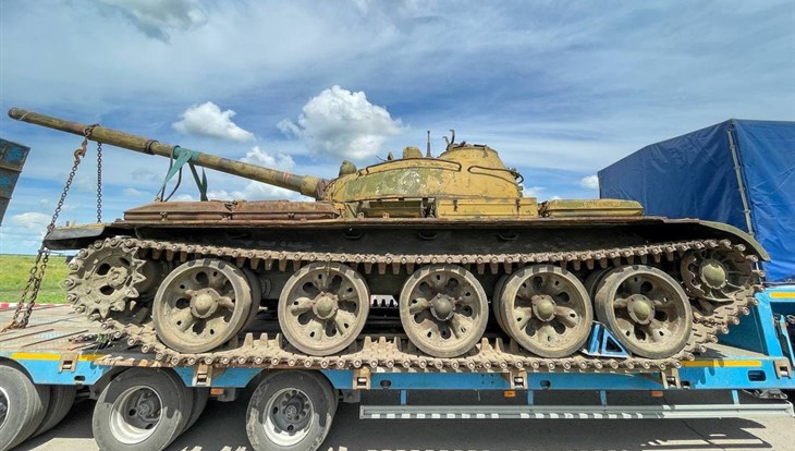Танк Т-62 доставляют в Томск для установки в Лагерном саду