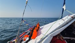 Storm in the Atlantic damaged the mast of a Tomsk traveler's trimaran